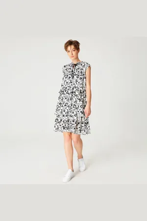 Smart & Joy Kort klänning med volanger och blommigt tryck