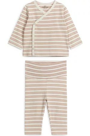 Pyjamas i storlek 1-2 mån på för rea barn
