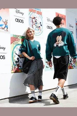 ASOS – Disney – Grön sweatshirt i unisex-modell med v-ringning, boxig passform och Musse Pigg-tryck