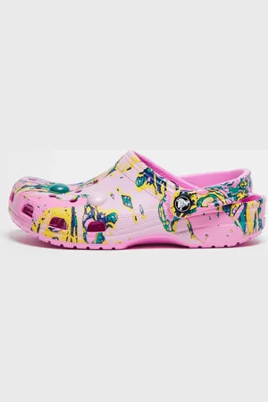 Crocs – Rosa, flerfärgade, klassiska tofflor med marmormönster, exklusivt hos ASOS
