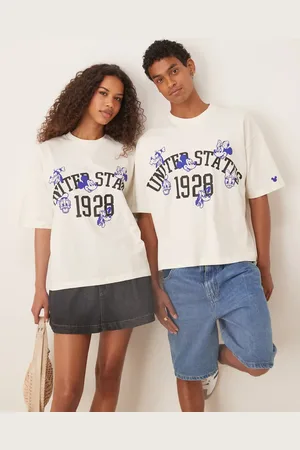 ASOS – Disney – Ljusbeige t-shirt i oversize och unisex-modell med boxig passform och Musse Pigg och hans vänner-tryck