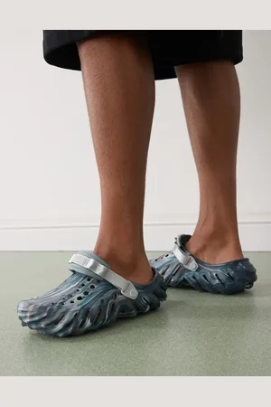 Crocs – Echo – Svarta och flerfärgade, marmormönstrade tofflor