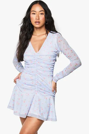 Boohoo Petite Långärmad Blommig Klänning Med Låg Urringning