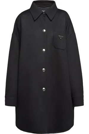 Prada Yllekappa med logotypplakett