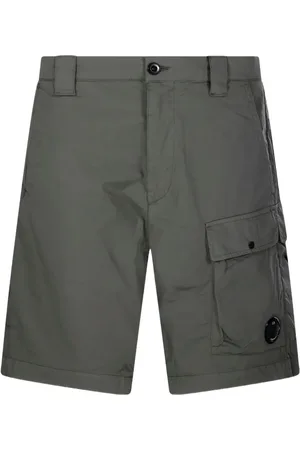 C.P. Company Cargoshorts med linsdetalj