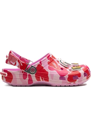 A Bathing Ape X Crocs Classic Carnation träskor