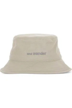 and wander Logo