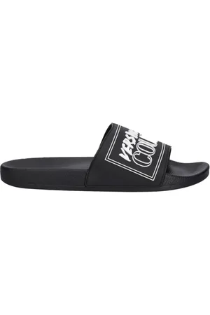 VERSACE Skor, Herr, 40 EU, Svarta Slide Sandaler med Relief Logo