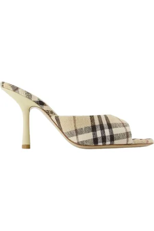 Burberry Skor, Dam, 37 EU, Läder, Neutrala Pumps med Linnékontroll