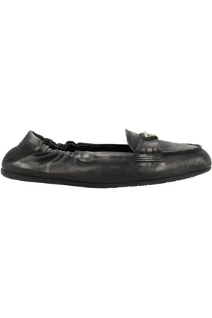 Prada Skor, Dam, 37 1/2 EU, Läder, Loafers i läder med vintage-effekt och logotyp