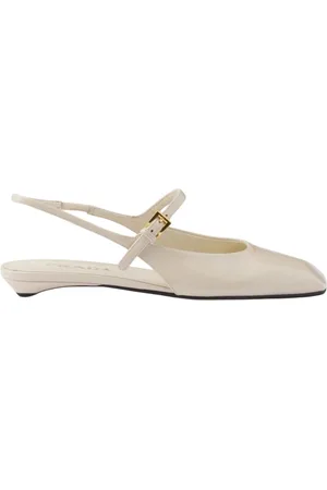 Prada Skor, Dam, 39 EU, Läder, Elegant Elfenbensfärgade Läderskor Stiligt Design