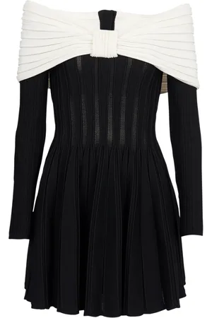 Balmain Klänning, Dam, XS, Polyester, Skaterklänning med off-shoulder i en texturerad stickning