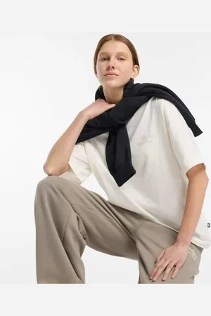 New Balance Kvinnor Linear Graphic Oversized T-Shirt i White Cotton