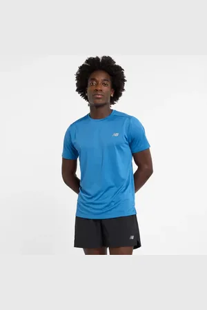 New Balance Män Sport Essentials T-Shirt i Blue Poly sticka