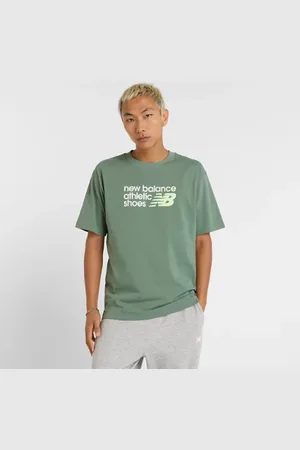 New Balance Män Athletics Premium Relaxed Chest Logo T-Shirt i Green Bomull, Storlek 2XL